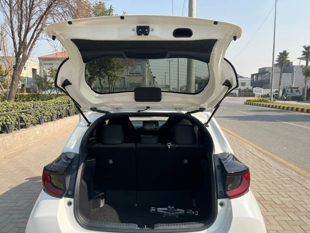 toyota-yaris-hatchback-big-10