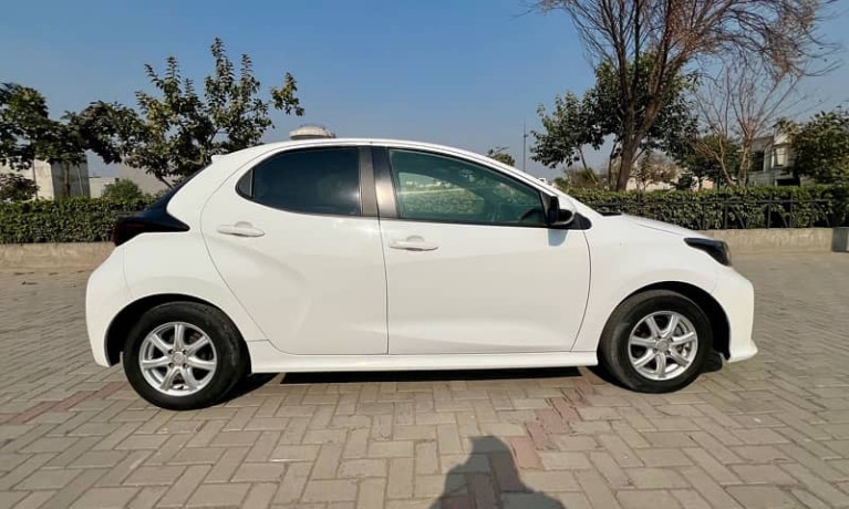 toyota-yaris-hatchback-big-7