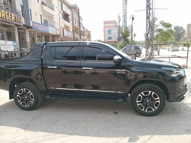 toyota-hilux-revo-v-automatic-28-2021-big-5