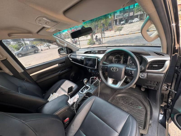 toyota-hilux-revo-v-automatic-28-2021-big-9