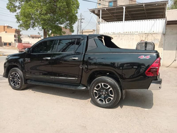 toyota-hilux-revo-v-automatic-28-2021-big-6