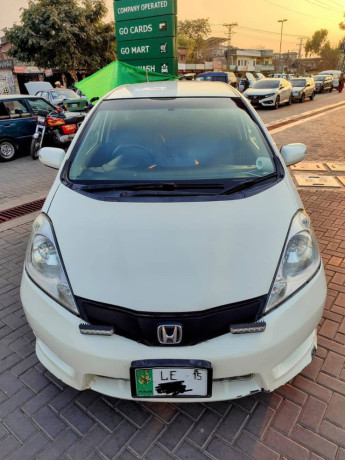 honda-fit-shuttle-2011-2015-big-0