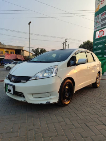 honda-fit-shuttle-2011-2015-big-3