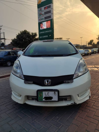 honda-fit-shuttle-2011-2015-big-1