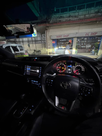 toyota-hilux-revo-v-automatic-28-2022-big-4