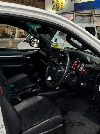 toyota-hilux-revo-v-automatic-28-2022-big-10
