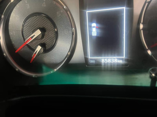toyota-hilux-revo-v-automatic-28-2022-big-5