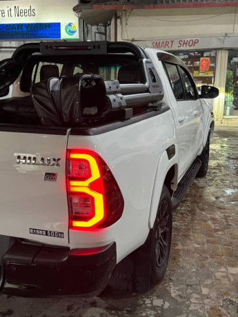 toyota-hilux-revo-v-automatic-28-2022-big-2