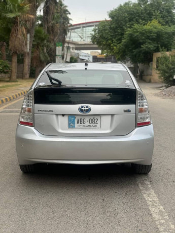 toyota-prius-2011-big-5