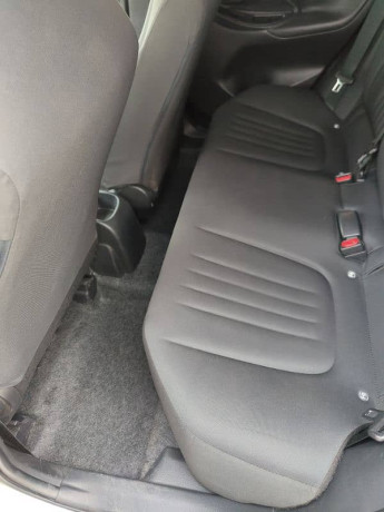 toyota-yaris-202125-hatchback-big-6