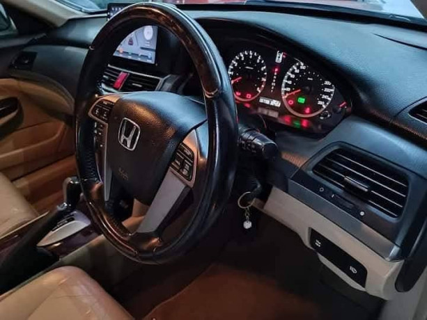 honda-accord-2010-big-17
