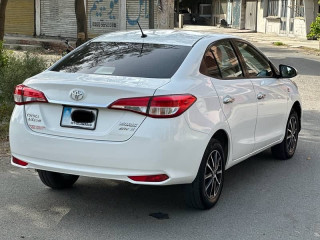 toyota-yaris-cvt-15-full-option-2022