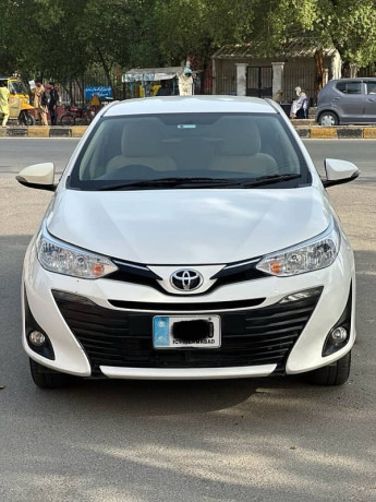 toyota-yaris-cvt-15-full-option-2022-big-3