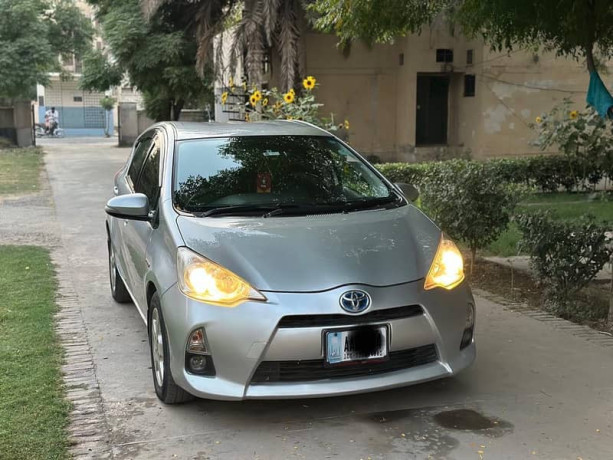 toyota-aqua-2012-big-5