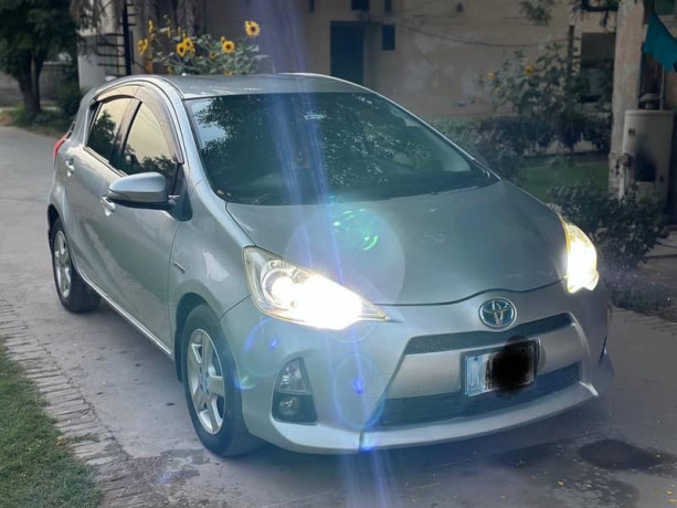 toyota-aqua-2012-big-1