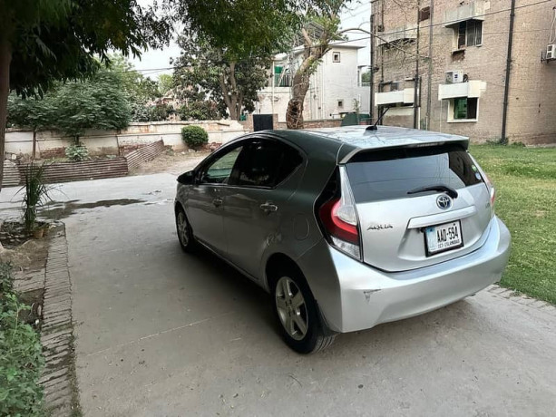toyota-aqua-2012-big-2