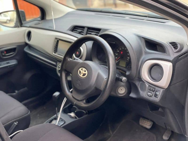 toyota-vitz-10-2011-big-6
