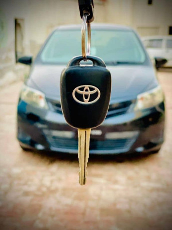 toyota-vitz-10-2011-big-8