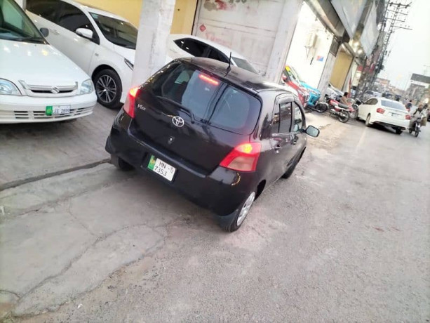 toyota-vitz-2006-model-import-2012-big-14