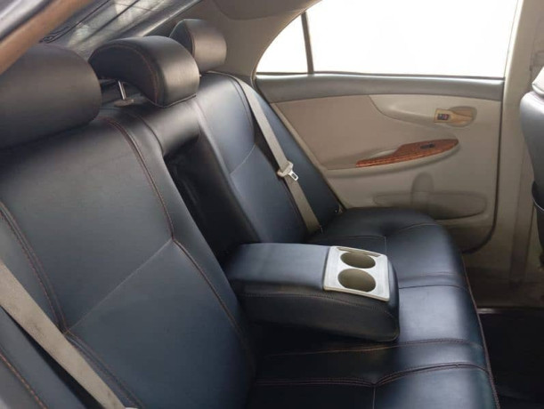 toyota-corolla-gli-2010-big-12