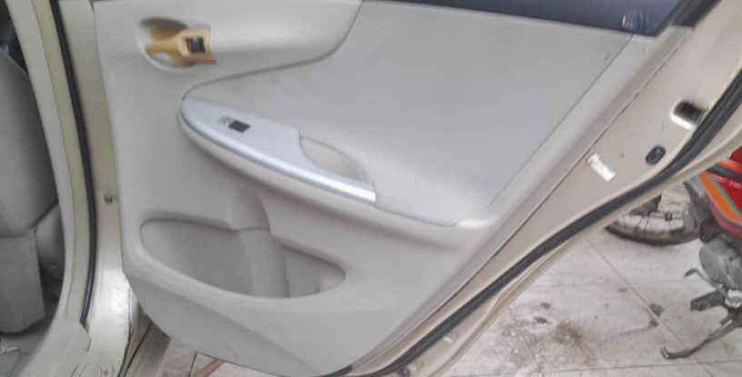corolla-gli-2011-big-9
