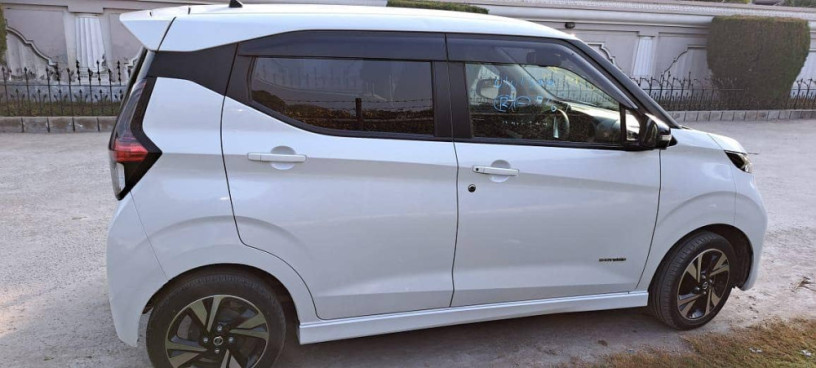 new-car-neat-and-clean-full-option-car-big-3