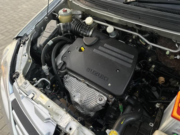 suzuki-laina-lxi-2006-big-8