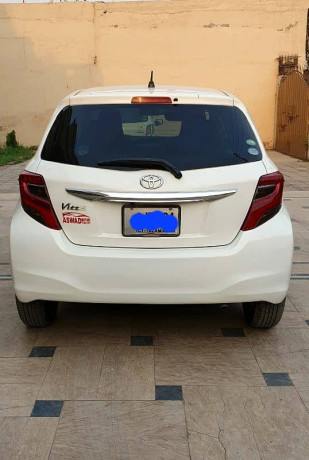 toyota-vitz-2015-big-4