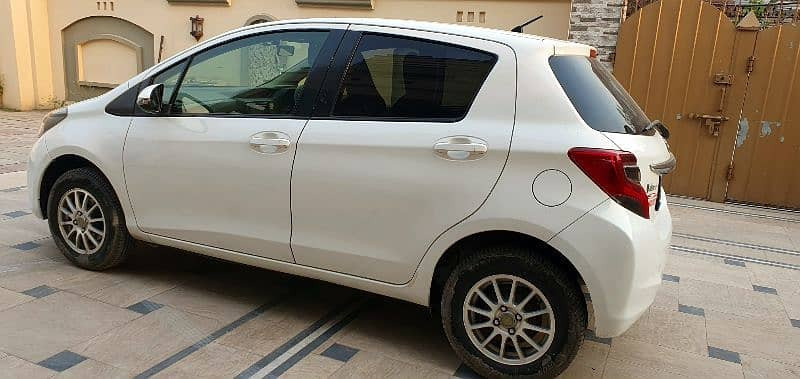 toyota-vitz-2015-big-3