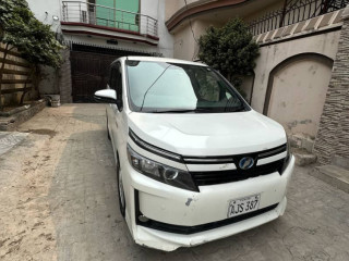 toyota-voxy-2015