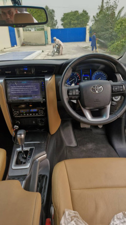 toyota-fortuner-sigma-4-28-diesel-big-7
