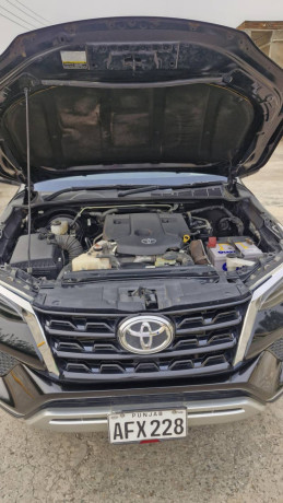 toyota-fortuner-sigma-4-28-diesel-big-10
