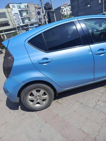 toyota-aqua-2012-big-3