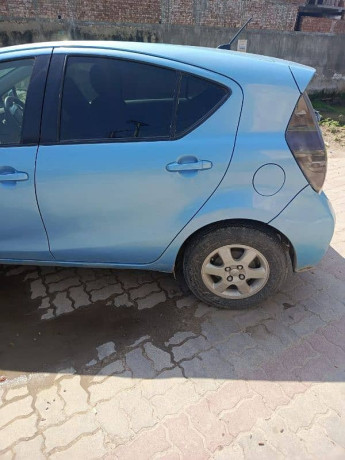 toyota-aqua-2012-big-5