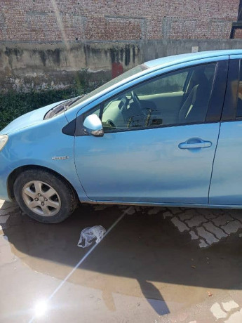 toyota-aqua-2012-big-4