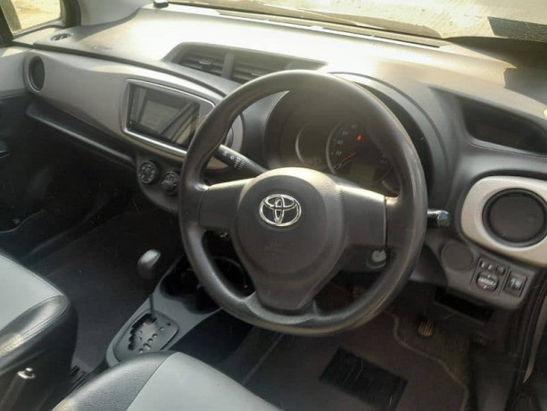 toyota-aqua-2012-big-6