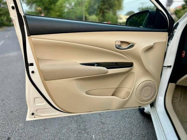 toyota-yaris-ativ-cvt-13-big-11