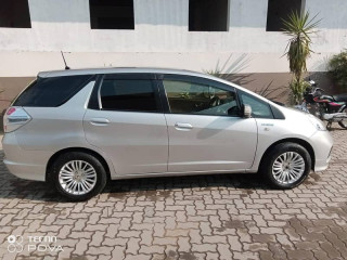 honda-fit-shuttle-hybrid-13
