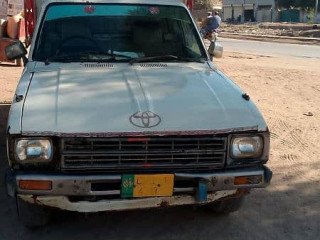 toyota-hilux-1983