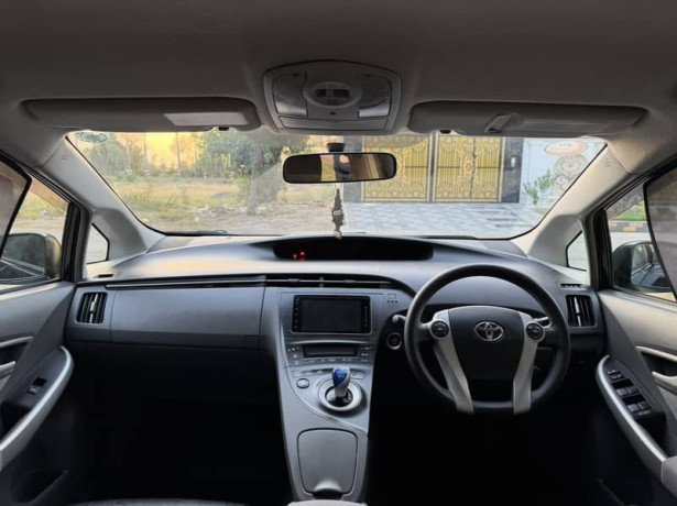 toyota-prius-18-s-package-big-13