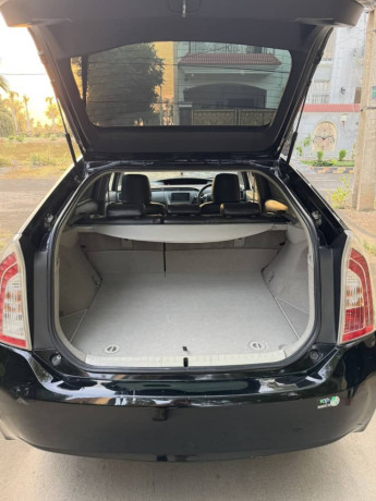 toyota-prius-18-s-package-big-12