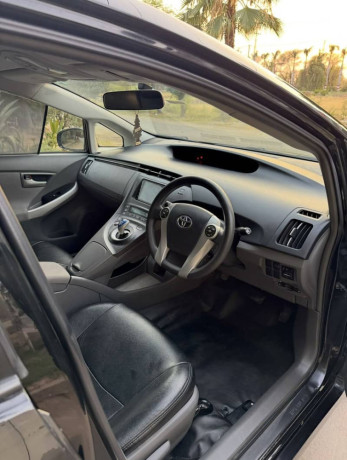 toyota-prius-18-s-package-big-14
