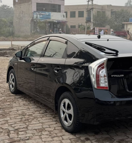 toyota-prius-18-s-package-big-2