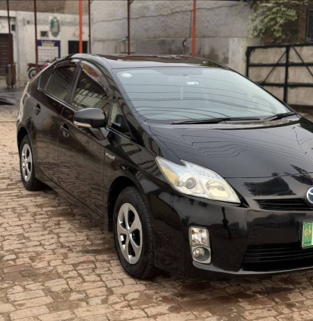 toyota-prius-18-s-package-big-5