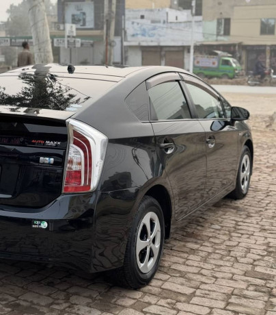 toyota-prius-18-s-package-big-1
