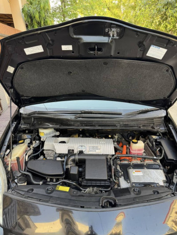 toyota-prius-18-s-package-big-6