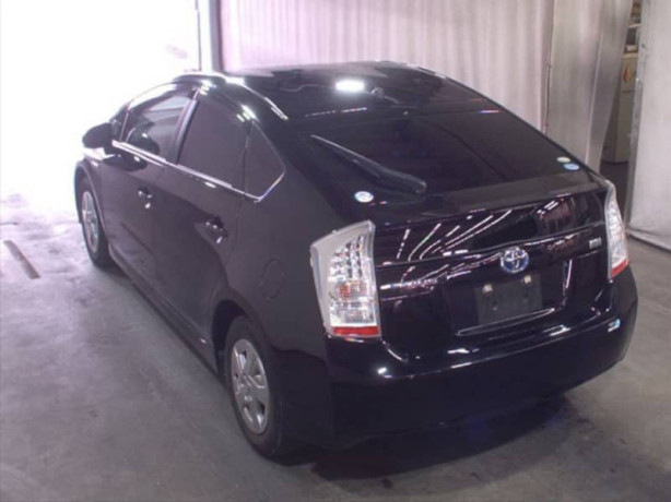 toyota-prius-18-s-package-big-10