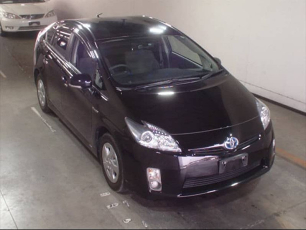 toyota-prius-18-s-package-big-9