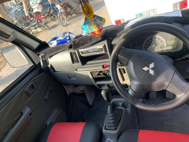 mitsubishi-minicab-bravo-2015-big-7