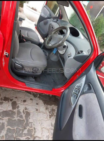 toyota-vitz-1999-10-big-2